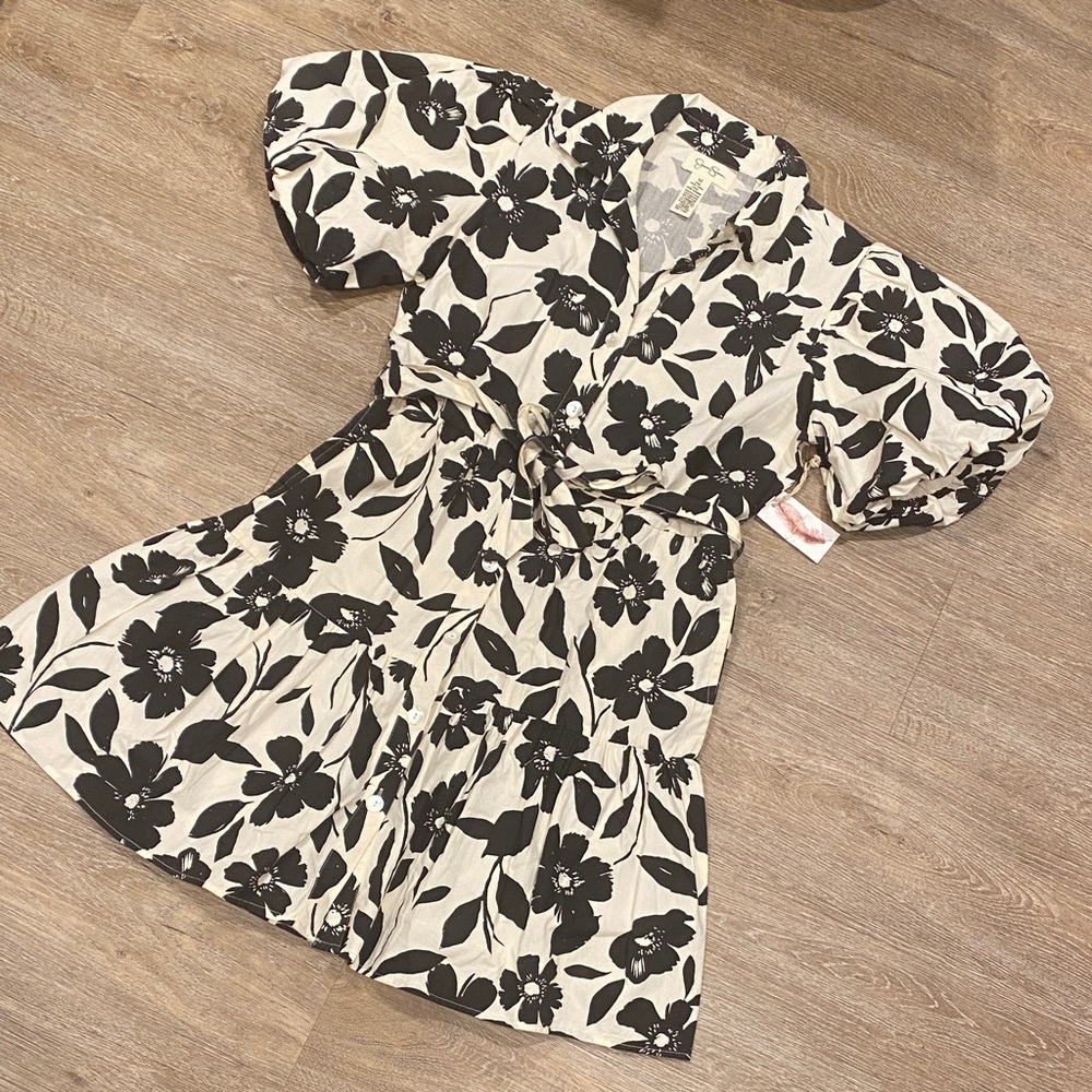 🚚 Jessica Simpson Black and White Floral Dress